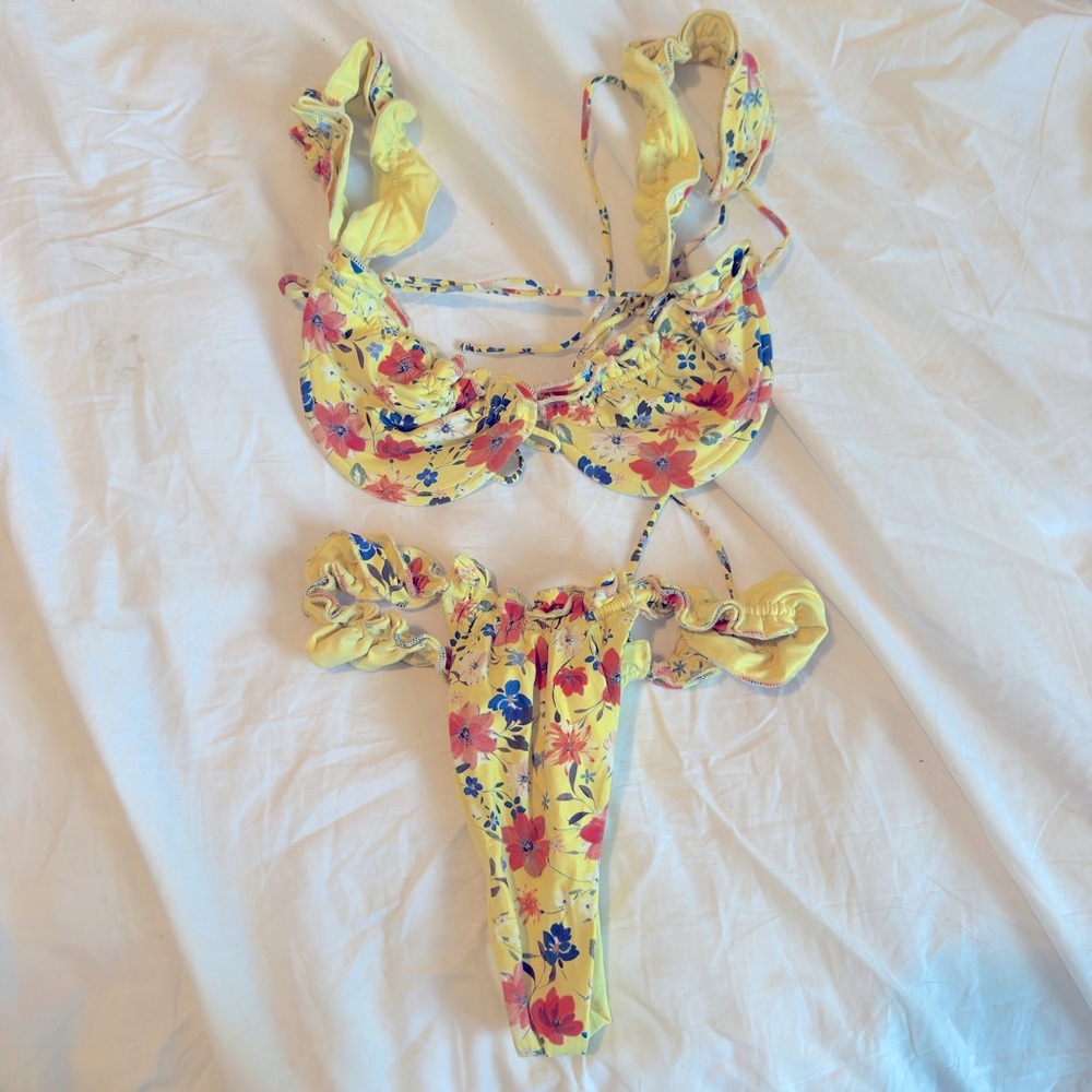 ARE YOU AM I Floral bikini
